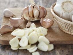 8 فوائد صحية لتناول الثوم .. 