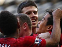 فرحة لاعبي يونايتد بأحد أهداف كاغاو