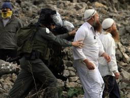 مستوطون يعتدون على الفلسطينيين