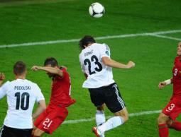 ماريو غوميز يرتقي برأسه ليحرز هدف الفوز لألمانيا