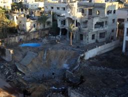 حفرة ناجمة عن قصف الإحتلال لمناطق في غزة