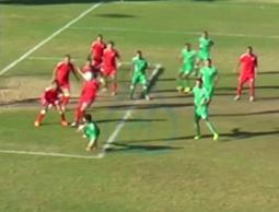 لحظة اصطدام الكرة بوجه عمر أبو شقرة