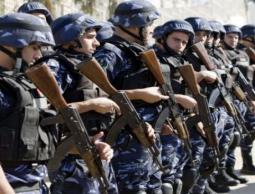 السلطة تعتقل مواطنين وتمدد اعتقال آخرين&lrm;