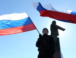 مواطن روسي يحمل علم بلده (الأرشيف)