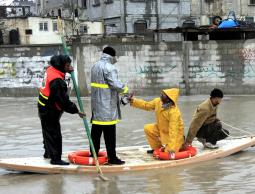 خلال انقاذ مواطنين في رفح