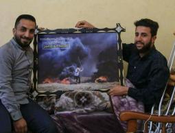 مصور المخيم "أبو سلامة" يهدى الثائرين "برواز الجريح"