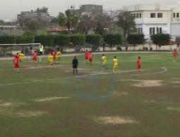 لحظة تصدي الشاعر للكرة