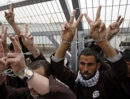 وأشار الى وجود حالة غليان كبيرة داخل سجن نفحة، محذرًا من خطورة اندلاع انتفاضة غير مسبوقة ضد الاحتلال في سجون الاحتلال حال استمرت جرائمه بحق الاسرى.