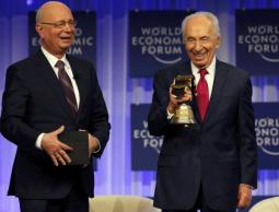 بيريز يتلقى جائزة من منتدى دافوس