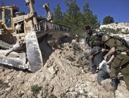 قوات الاحتلال تجرف ارض (الأرشيف)