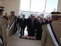 عمرو موسى يزور ضريح عرفات برام الله