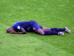 برونو مارتينس إندي ساقطا على الأرض