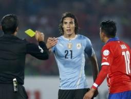  أدينسون كافاني بالوسط وعلى يمينه خارا