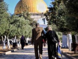 مقدسيون في طريقهم للاقصى