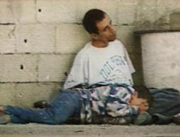 محمد الدرة اثناء استشهاده ( أرشيف)