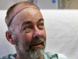 صورة التقطت لجيم بويسون في سريره داخل مستشفى هيوستن ميثوديست 