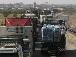 دخول شاحنات عبر معبر كرم أبو سالم (الأرشيف)