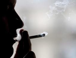 دورية راجلة للشرطة في المحافظة ضبطت مواطنا يدخن في الشارع العام، وأوقفته 