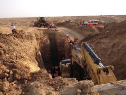البحث عن الشهداء في نفق خانوينس(أرشيف)