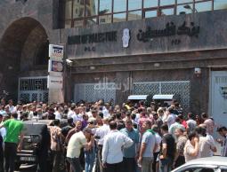 جانب  من تقاضي الموظفين لرواتبهم في غزة