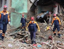 البحث عن الجثث تحت الأنقاض ما زال مستمرا بالمناطق التي ضربها الزلزال في نيبال