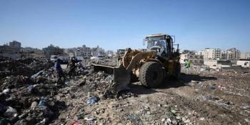 بلدية غزة تبدا إزالة أطنان النفايات
