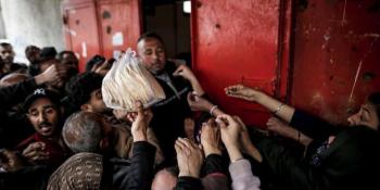 أزمة الرغيف .. حصار يخنق أهل غزة