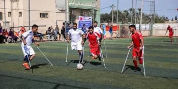 على عكازين .. يركضون نحو الحياة