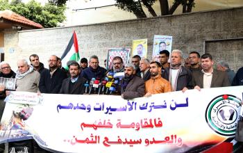 لجنة الأسرى والحركة الوطنية الأسيرة تنظم مؤتمرًا صحفيًا حول قرار الأسرى الإداريين