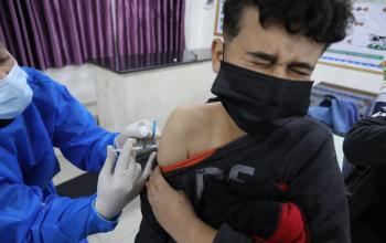 طلاب فلسطينيون يتلقون جرعة من لقاح ضد فايروس كورونا في مدينة غزة