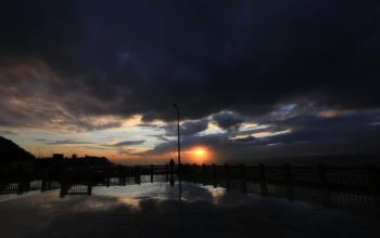 غروب الشمس وسط طقس بارد على شاطئ غزة