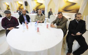 فلسطينيون يحضرون لقاء حول تاثير الأزمة الأوكرانية الروسية على القضية الفلسطينية