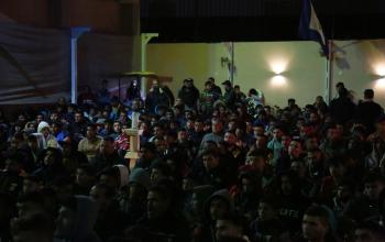 فلسطينيون يشاهدون مباراة بين شباب رفح و شباب الخليل‎‎ خلال دوري القدس والكرامة في مدينة الخليل، في رفح جنوب قطاع غزة