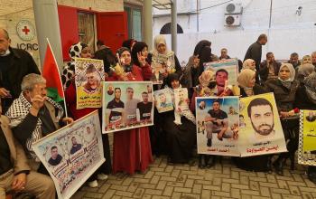 بمناسبة يوم الأم.. توزيع ورود على أمهات الأسرى خلال  الاعتصام الأسبوعي بالصليب الأحمر في غزة