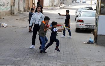 أطفال  يلعبون بالبنادق البلاستيكية خلال اليوم الثاني من عيد الفطر في مخيم الشاطئ غرب مدينة غزة