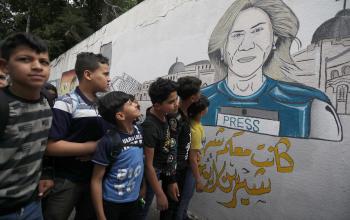 فنان فلسطيني يرسم جدارية توضح مراسلة الجزيرة شيرين ابو عاقلة في مدينة خان يونس جنوب قطاع غزة