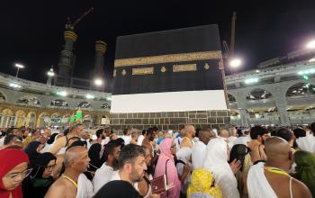 الحجاج يطوفون حول الكعبة في المسجد الحرام خلال موسم الحج في مدينة مكة المكرمة