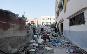 فلسطينيون من عائلة شملخ يتفقدون منزلهم الذي تعرض للدمار جراء العدوان (الإسرائيلي) في مدينة غزة