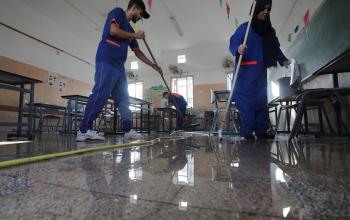 فلسطينيون ينظفون المدارس استعدادا لبدء العام الدراسي الجديد في مدينة خان يونس جنوب قطاع غزة