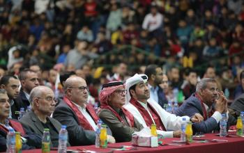 السفير القطري محمد العمادي يتابع مباراة بلاده ضد السنغال في صالة سعد صايل وسط مدينة غزة