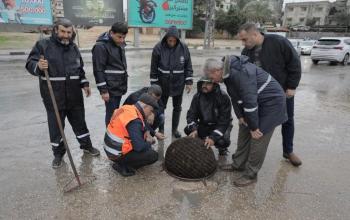 رئيس بلدية غزة د. يحيى السراج  يتفقد  أعمال فرق الطوارئ الميدانية في المناطق الساخنة والمنخفضة