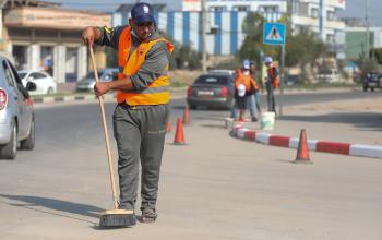 مبادرة "بأيدينا غزة جميلة" لتنظيف شوارع المدينة في اليوم العالمي للتطوع