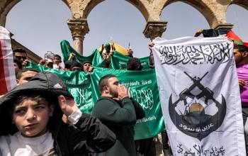 رفع رايات حركة حماس وعرين الأسود ولافتات للمقاومة في مسيرة بعد صلاة الجمعة بالمسجد الأقصى.