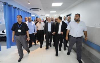 الفصائل والقوى الوطنية والإسلامية خلال زيارتهم لمجمع مستشفى الشفاء الطبي، في مدينة غزة
