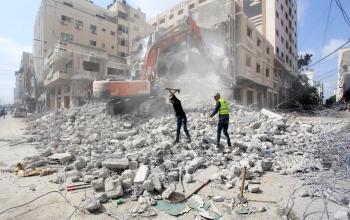 عمال فلسطينيون يعملون خلال يوم حار في مدينة غزة