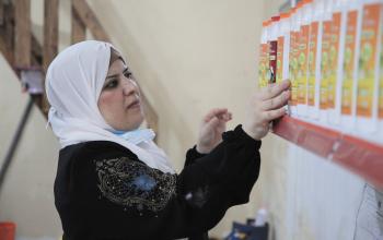 باستخدام الفطر والمواد الطبيعية.. نغم الغطاس تبدع في صناعة منتجات العناية ومستحضرات التجميل بمدينة غزة