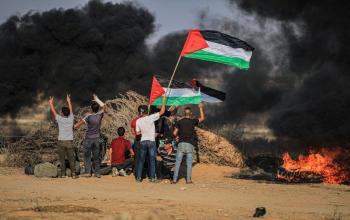 إشعال الإطارات ورفع العلم الفلسطيني على السلك الزائل شرق مدينة خانيونس جنوب قطاع غزة