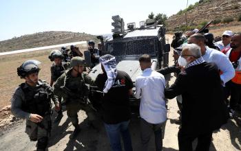 فلسطينيون يشتبكون مع قوات الاحتلال خلال مظاهرة فى قرية قريوت جنوب نابلس