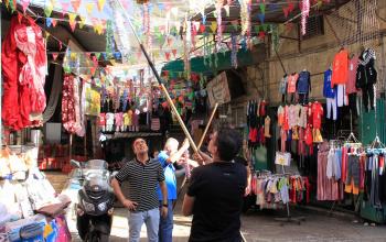 فلسطينيون يعلقون الزينة لاحياء المولد النبوي الشريف في شوارع البلدة القديمة بمدينة نابلس بالضفة الغربية
