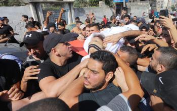 فلسطينيون يشيعون جثمان الشهيد محمد قدوم من مستشفى الشفاء في مدينة غزة